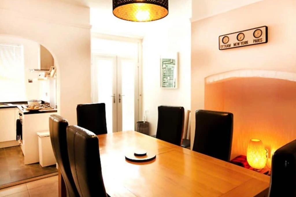 Sunny Seaside Beach House Lytham Centre Sleeps 8 리탬 세인트 앤스 외부 사진