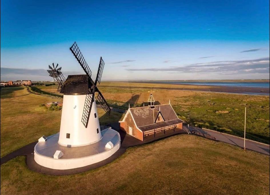 Sunny Seaside Beach House Lytham Centre Sleeps 8 리탬 세인트 앤스 외부 사진